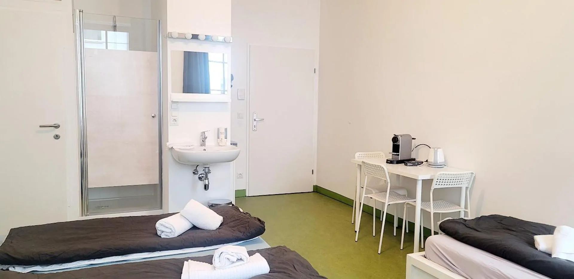 Tota Studio Viena 0*,  Austria
