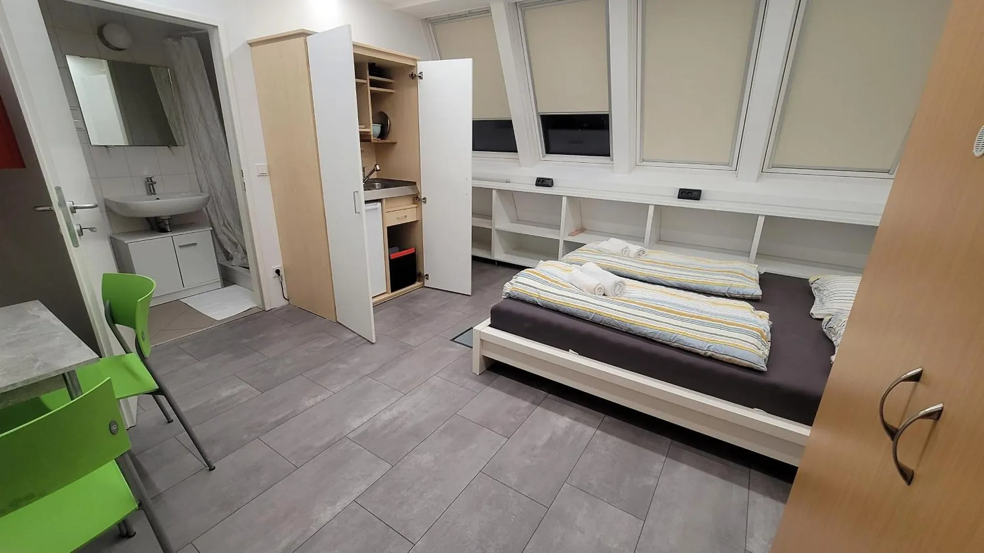 Tota Studio Viena 0*,  Austria